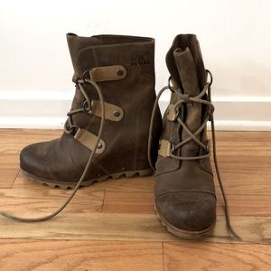 Sorel leather boots with rubber bottoms
